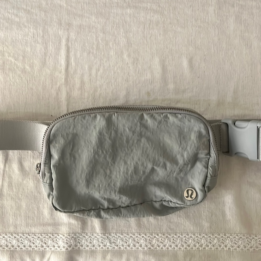 Lululemon everywhere belt bag